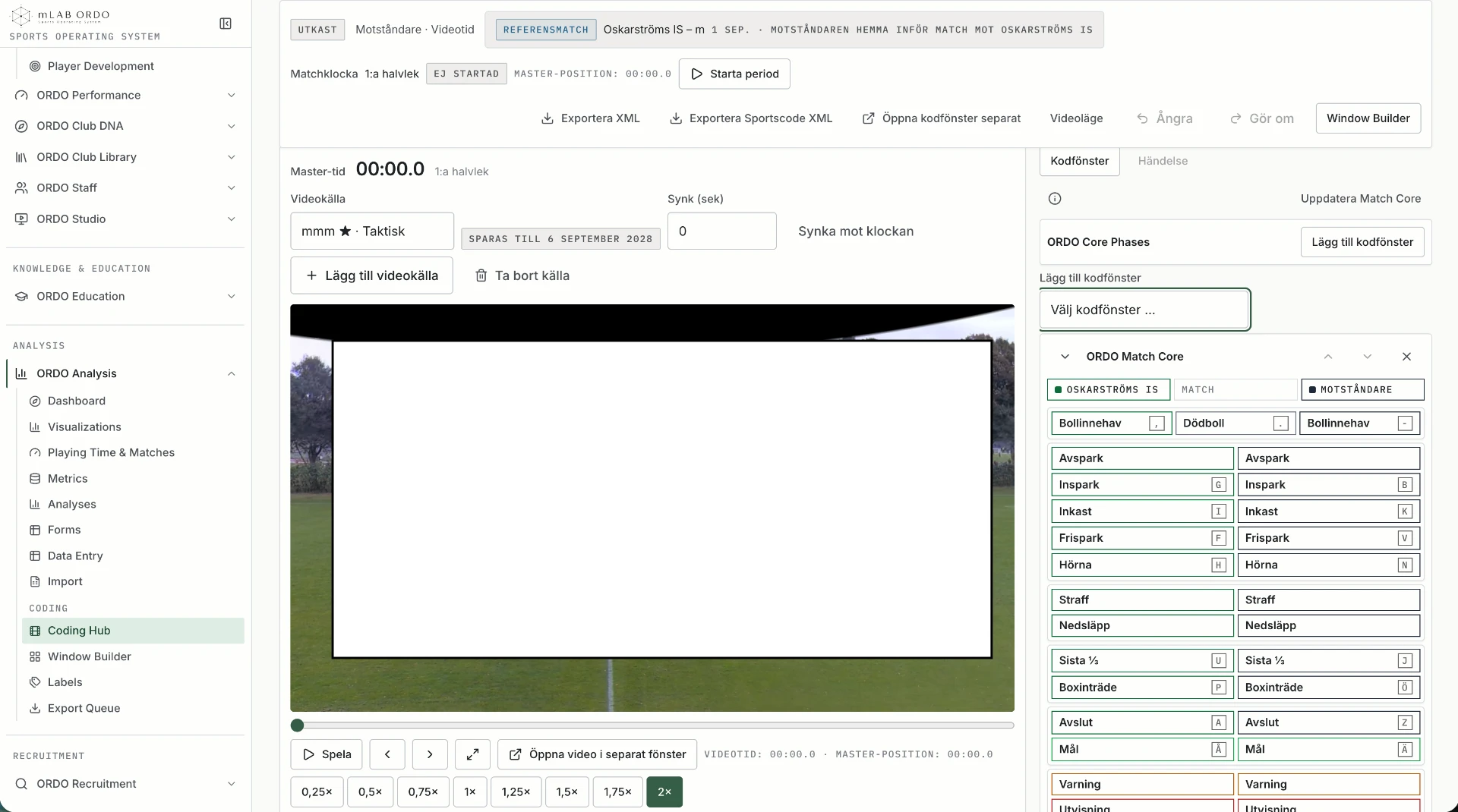 Skärmbild från ORDO Coding: hela arbetsytan med videospelare, kodfönster och matchklocka